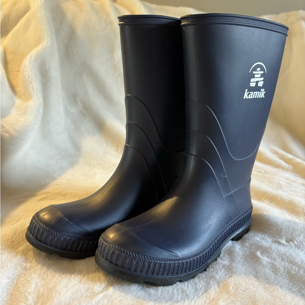 Kids size 2 Kamik rain boots-never worn!